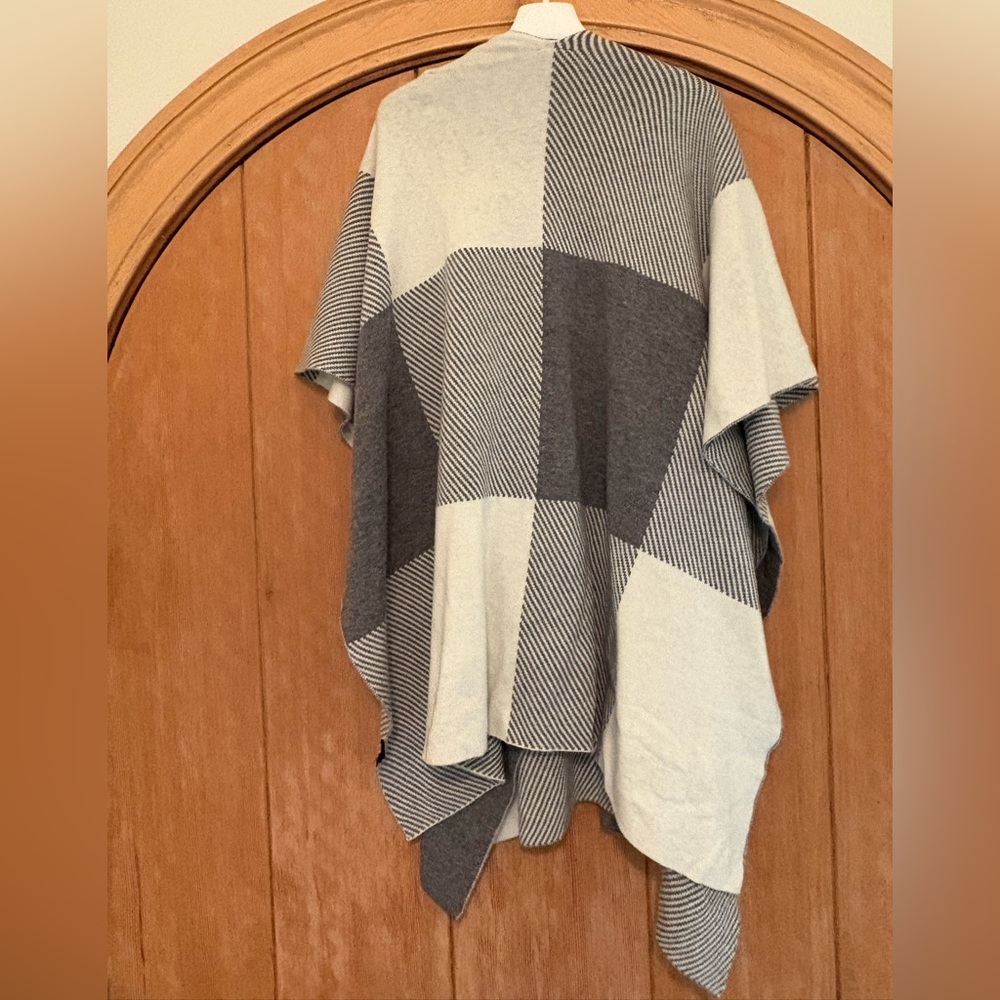 Love Token pretty in plaid white and grey poncho XS/S - Picture 3 of 4